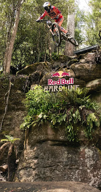 Скок од изданието на Red Bull Hardline во Тасманија во 2026 година.